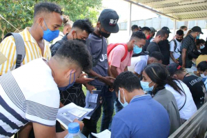 Traballador timoroan na&#039;in-23 tuir hela teste PCR covid-19 iha laboratóriu Ospitál Nasionál Guidu Valadares (HNGV), domingu (12/12).