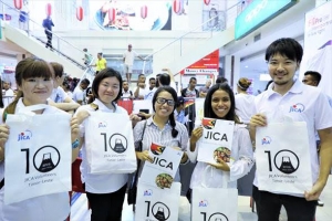 Hasai retratu hamutuk entre voluntariu husi JICA ho Timor oan sira iha selebrasaun aniversariu ba dala 10 iha Timor Plaza iha Sabadu semana kotuk