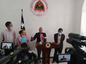 Prezidenti Administrasaun Konsellu ba Kombatente Libertasaun Nasionál (KKLN), Vidal de Jesus “Riak Leman” akompana husi ekipa ko&#039;alia hela ba media sira hafoin sorumutu ho Primeiru Ministru Taur Matan Ruak iha palásiu governu, kinta (25/02/21).