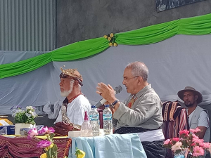 Lider karismEis-Prezidente Republika (2007-2012) José Ramos Horta hato&#039;o hela diskursu ba komunidade sira  iha suku Fahi-Nehan, postu Fatuberlihu, Munisípiu Manufahi wainhira vizita ba Fatin refere hamutuk ho eis Prezidente da Republika (2002-2007) no Primeiru Ministru 2007-2015), Kay Rala Xanana Gusmao halo asaun karidade ba komunidade sira iha fatin ne&#039;eba, kinta (24/09).