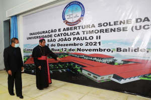 Primeiru Ministru (PM), Taur Matan Ruak akompaña husi Arkebispu Arkedioseze Metropolitana Dili, Dom Virgílio do Carmo da Silva, hodi haree dezeñu UCT iha abertura no inaugurasaun, kuarta (08/12).