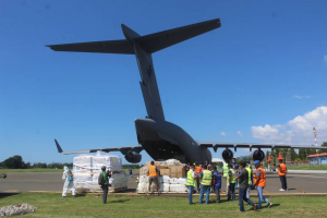Pessoal sira ne&#039;ebé servisu iha Aeroportu, hatun hela material umanitáriu sira ne&#039;ebé apoiu husi governu Australia mai vitima inundasaun iha TL, kuarta (14/04/2021)