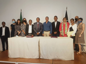Ministru Asuntu Parlamentar no komunikasaun Sosial (MAPKomS) Francisco Jeronimo hafoin finaliza asinatura ba akordu ho Embaixador Portugal iha timor-leste, nomos estrutura Institute Camões iha uma embaixada portugal, kinta (10/12).