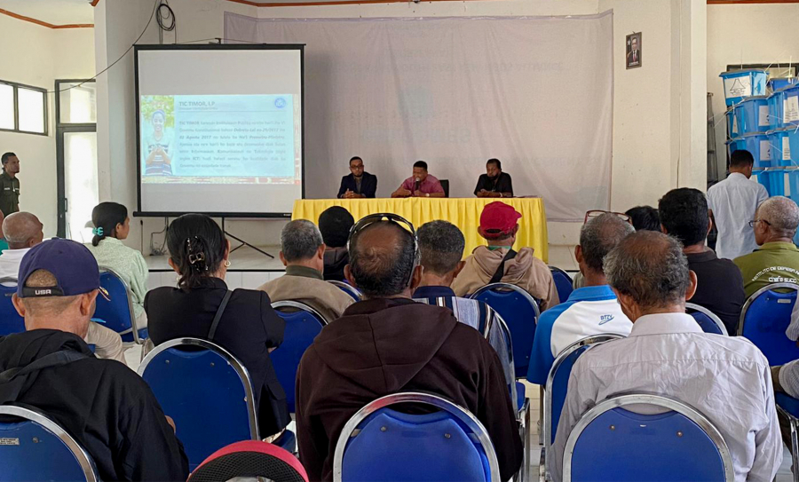Diretór Diresaun Identidade Úniku-TIC TIMOR, I.P, Florindo Guterres da Costa akompaña husi Prezidente Autoridade Munisipál Baucau, Olivio Freitas no Administratdór Postu Baucau Vila, iha sosializasaun Pograma ID Úniku iha salaun apuramentu STAE-Baucau.