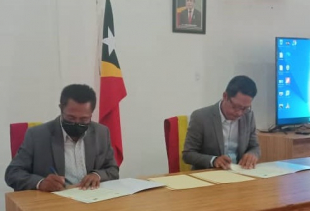 Diretór Ezekutivu CNC, Hugo Fernandes (los) hamutuk ho Prezidente Konsellu Administrasaun Rádio Televizaun Timor-Leste, empreza públika (RTTL,EP), José António Belo ‘Taraleu’ asina hela akordu.