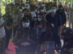 Urna Max Stahl ne’ebé militar lori tama ba sala VIP iha Aeroportu Nicolao Lobato Díli, kuarta (15/12).