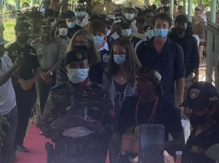 Urna Max Stahl ne’ebé militar lori tama ba sala VIP iha Aeroportu Nicolao Lobato Díli, kuarta (15/12).
