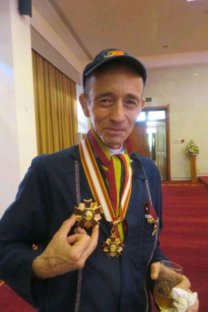 Eroi Max Sthal bainhira simu kondekorasaun husi Estadu Timor-Leste.