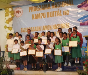Estudante sira simu hela sertifikadu ba kompetisaun sertame.