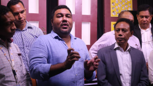 Diretór Kompañia Bee-GOTA, Nilton dos Santos Gusmăo koalia hela ba jornalísta sira iha nia knaar fatin sentru produsaun bee konsumu iha Ai-mutin, sexta (12/02).