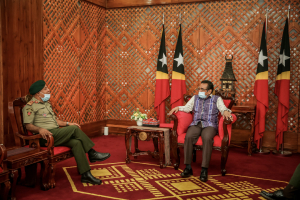 Xefe Estadu Maior F-FDTL, Tenente Jeneral Lere Anan Timur, konversa hela ho Prezidente Repúblika, Francisco Guterres ‘Lú Olo’, iha palásiu Prezidensial, Bairopite, kuarta (09/06).