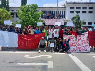 Estudante sira ne’ebé hala’o hela manifestasaun iha Parlamentu Nasional oin.