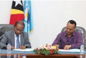 Ministru Obras Públikas (MOP), Abel Pires da Silva, asina akordu kooperasaun ho Reitór Universidade Timor-Lorosa’e (UNTL), João Soares Martins, iha salaun vídeo konferénsia UNTL, Dili.