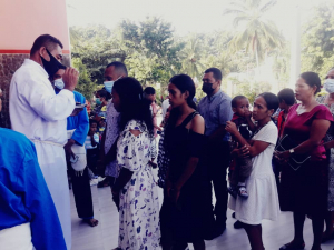 Sarani sira simu hela Ahukdesan (Cinza) iha igreja katedral vila antiga Baukau, kuarta (02/03).