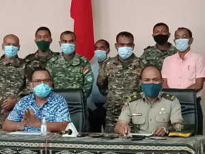 Brigadeiro Jenerál Falintil FDTL, Calisto Santos &quot;Coliati&quot; (loos), Vise Prezidente Komisaun Rekrutamentu, Nuno de Carvalho dos Santos (karuk), ko&#039;alia hela ba media sira liuhusi konferénsia imprénsa iha kuartel jenerál Fatuhada, sexta (21/05).