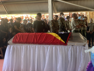 Mate isin saudozu Tanente Koronel Domingos da Costa dos Santos “Domi” hatur hela iha kapela militar Metinaro. 