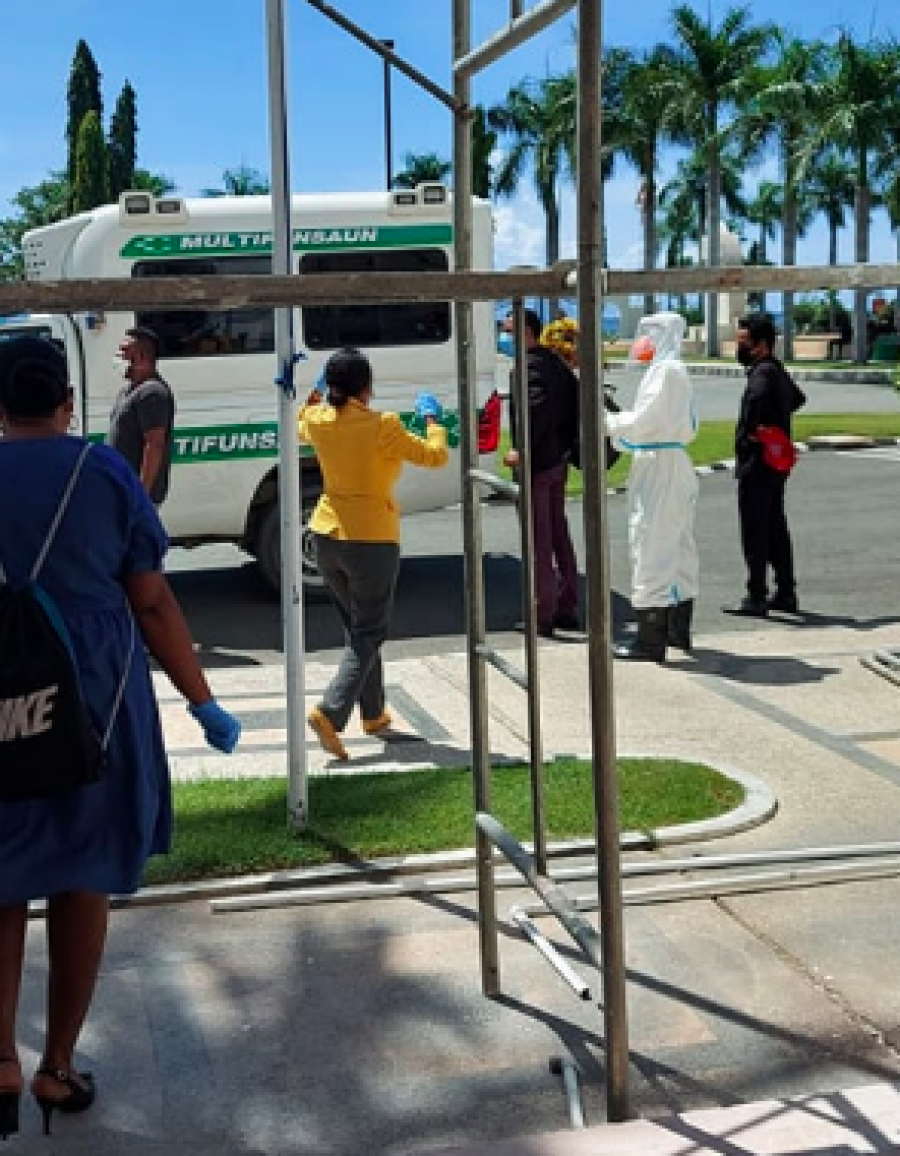 Ambulansia tula hela fungsionariu nain rua husi Gabinete Primeiru Ministru, iha Palasiu Governu, Segunda (19/4)