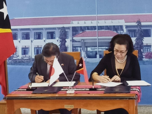 Ministra Negosiu Estranjeiru no Koperasaun Adaljiza Albcrtina Xavier Reis Magno no Embaixador Japaun iha Timor-Ieste, KINEFUCHI Masami asina hela akordu projetu bolsu estudu espesifiku ba funsionariu.