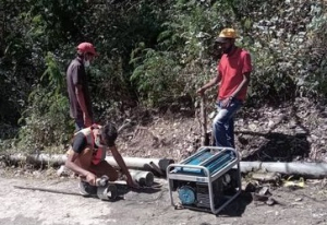 Ekipa Tékniku Operadór (TO) Bee Timor-Leste, Empreza Públika (BTL, E.P) munisípiu Ermera, normaliza kanu transmisaun bee-moos.