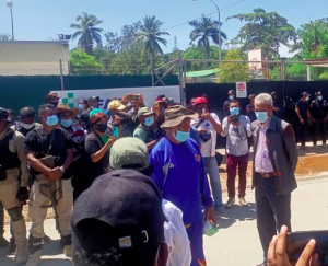 Prezidente CNRT, Kay Rala Xanana Gusmao ko&#039;alia ho Ulun bo&#039;ot husi SIJK, Joao Miranda &quot;Aluk&quot; iha liuron besik Vera Cruz, Kinta (15/4)