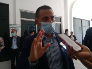 Vise ministru interior, António Armindo koalia ho jornalista sira iha Parlamentu nasional Dili, Kuarta (9/12).