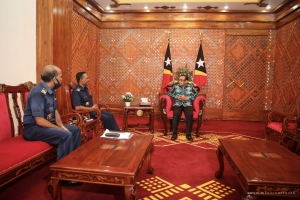 Komandante Jeral PNTL, Faustino da Costa hamutuk ho ninia adjunto Komandante PNTL, Henrique da Costa sorumutuk ho Prezidente da republika, Dr. Francisco Guterres Lu Olo iha Palasiu Prezidensial, dili (2/4)