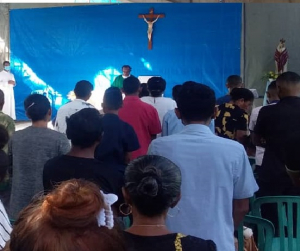 Padre (Pe), Aquile Sollo dirije hela misa iha Kapela Masilidun, Tasitolu, domingu (13/02).
