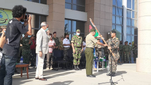Xefe Estadu Maior Falintil Forsa Defeza Timor-Leste (F-FDTL) Maijor Jeneral Lere Anan Timur, Akompanha husi Ministru Defesa, Filomino Paixao ho Vise komandante F-FDTL, Brigadeiru Falur Rate Laek entrega bandeira FALINTL ba membru F-FDTL ida iha kuartel Fatuhada (8/8)