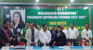 Prezidente Kmanek Haburas Unidade Nasional Timor Oan (KHUNTO), Armanda Berta dos Santos ‘Mana Berta’ akompana husi membru Partidu KHUNTO ofisialmente anúnsia kandidatu ba públiku, iha salaun Esperansa, kinta (20/01). 