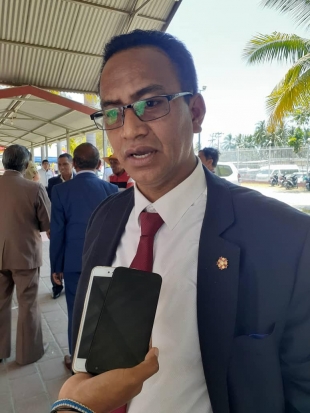 Komisariu KAK, Sergio Hornai ko&#039;alia hela ho jornalista iha Centru Convensaun Dili, Sexta (20/09)