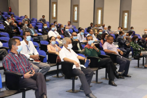 Primeiru Ministru VIII Governu Konstitusional, Taur Matan Ruak, hamutuk ho Prezidente Parlamentu Nasional, Dr. Aniceto Guterres, SEKJER FRETILIN, Dr. Mari Alkatiri no Konsilleiru Máximu partidu KHUNTO, Jose Naimori Bukar tuur iha lina oin wainhira retiru plataforma polítika ne’ebé sustenta VIII Governu Konstitusional, iha auditoria ensinu fakuldade enjinaria, UNTL, Hera, Dili iha loron Sexta (30/10)