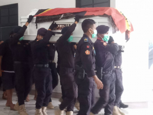 Membru Polísia Nasionál Timor-Leste (PNTL) husi Korpu Seguransa Pesoal (CSP), hula hela kaisaun mate-isin Saudozu Silvino Adolfo Morais, la&#039;o sai husi sala plenária Parlamentu Nasional (PN), tersa (04/01). 