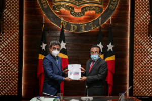 Vise Primeiru Ministru no Ministru ba Planu no Ordenamentu Teritorál, José Maria dos Reis hanesa mós xefe legasaun Timor-Lest ba Simeira Comunidade Paises da Lingua Poruguesa (CPLP) iha Luanda-Angola entrega hela relatóriu ba Prezidnete Repúblika, Francisco Guterres ‘Lú Olo’, iha Palásiu Prezidénsial Bairropite, sesta (06/08).