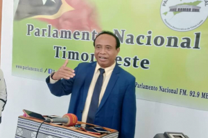 Ministru Asuntu Parlamentár no Komunikasaun Sosiál (MAPKOMS) Francisco Jerónimo ko&#039;alia hela ho jornalista sira iha Parlamentu Nasionál (PN).