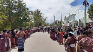 Povu Baukau Simu Prezidente Repúblika (PR) Francisco Guterres Lú Olo no espoza Cidália Mouzinho iha Administrasaun Munisípiu Baukau nia oin, molok hakat ba Eskola Sekundária Jerál (ESJ) 01 Baukau. Kuarta (16/12).