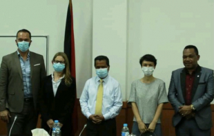 Prezidente Parlamentu Nasionál (PN), Aniceto Longuinhos Guterres Lopes, Vise Prezidente PN Luis Roberto foto hamutuk ho ekipa Misaun Akonsellamentu husi Organizasun Nasaun Únida (ONU), iha PN, kuarta (20/10).
