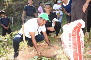 Sekretáriu Estadu Ambiente, Demetrio do Amaral de Carvalho, kuda hela ai-oan iha selebrasaun loron Biodiversidade.