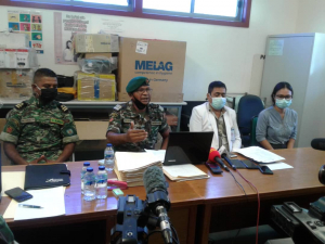 Xefi Saúde Militár iha Komandu Falintil-FDTL, Tenente Koronel, Guido de Oliveira, hamutuk ho ekipa médika sira iha Centro Formasaun e Terreno (CFT) Metinaru, kinta (03/06).