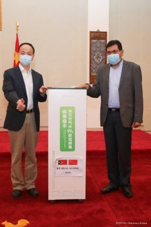 Reprezentante Embaixadór China iha TL Geng Xiewei entrega mákina purifikasaun ba Xefe Kaza Sivíl Palásiu Prezidensiál Francisco Maria de Vasconcelhos iha salaun China Palásiu Prezidensiál bairru-pite, Kuarta (9/9). 