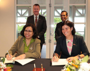 Ministra Negósius Estranjeirus no Kooperasaun (MNEK), Adaljiza Magno no Ministra Xefe Norte Teritóriu Austrália, Natasha Fyles asina hela akordu iha Parlamentu Darwin, Segunda (06/02).