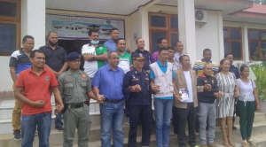 Ékipa susesu ho Autoridade seguránsa Baukau foto hamutuk hafoin reuniaun ba akordu paktu iha resintu komandu PNTL Baukau nian oin, sesta (25/02).