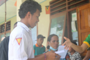 Estudante ne’ebé simu hela emvolope rejultadu ezame nasionál, sabadu (22/01). 