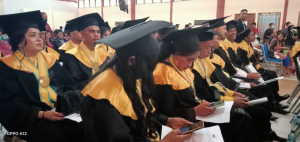 Graduadu sira ne’ebé partisipa hela serimónia graduasaun iha iha sala CCD 