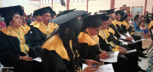 Graduadu sira ne’ebé partisipa hela serimónia graduasaun iha iha sala CCD 