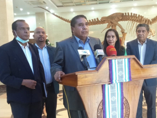 Prezidente Komisaun Nasionál Eleisaun (CNE), José Agostinho da Costa Belo, hamutuk ho Komisáriu CNE ko’alia ho jornalista sira iha Palásiu Prezidensiál Bairopite.