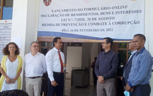 Prezidente Tribunál Rekursu (TR), Deolindo dos Santos hamutuk ho tékniku sira lansa formuláriu online kona-ba deklarasaun rendimentu-bens no interese, iha edifísiu Tribunál Rekursu, Kaikoli, kinta (17/02).
