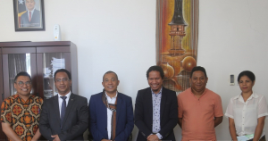 Ministru Justisa (MJ), Tiago Amaral Sarmento hasai foto hamutuk ho Komisáriu Komisaun Anti Korrupsaun (KAK), Sergio Hornai ho ninia Adjuntu, Luis de Oliveira Sampaio no ekipa sira.