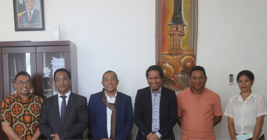 Ministru Justisa (MJ), Tiago Amaral Sarmento hasai foto hamutuk ho Komisáriu Komisaun Anti Korrupsaun (KAK), Sergio Hornai ho ninia Adjuntu, Luis de Oliveira Sampaio no ekipa sira.