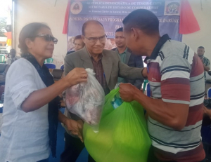 Xefe Gabinete SEKOOP, Arlindo Marcal, ho Diretora Kompaña Ervel Lda, Amelia de Jesus Perreira entrega hela ai-hán Sesta Bázika ba Benefisiáriu, Joaquim de Jesus, iha Aileu.