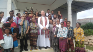 Bispo husi sydnei Australia foto hamutuk ho família vitíma sira iha Uma Paz Baukau, Tersa (03/01).